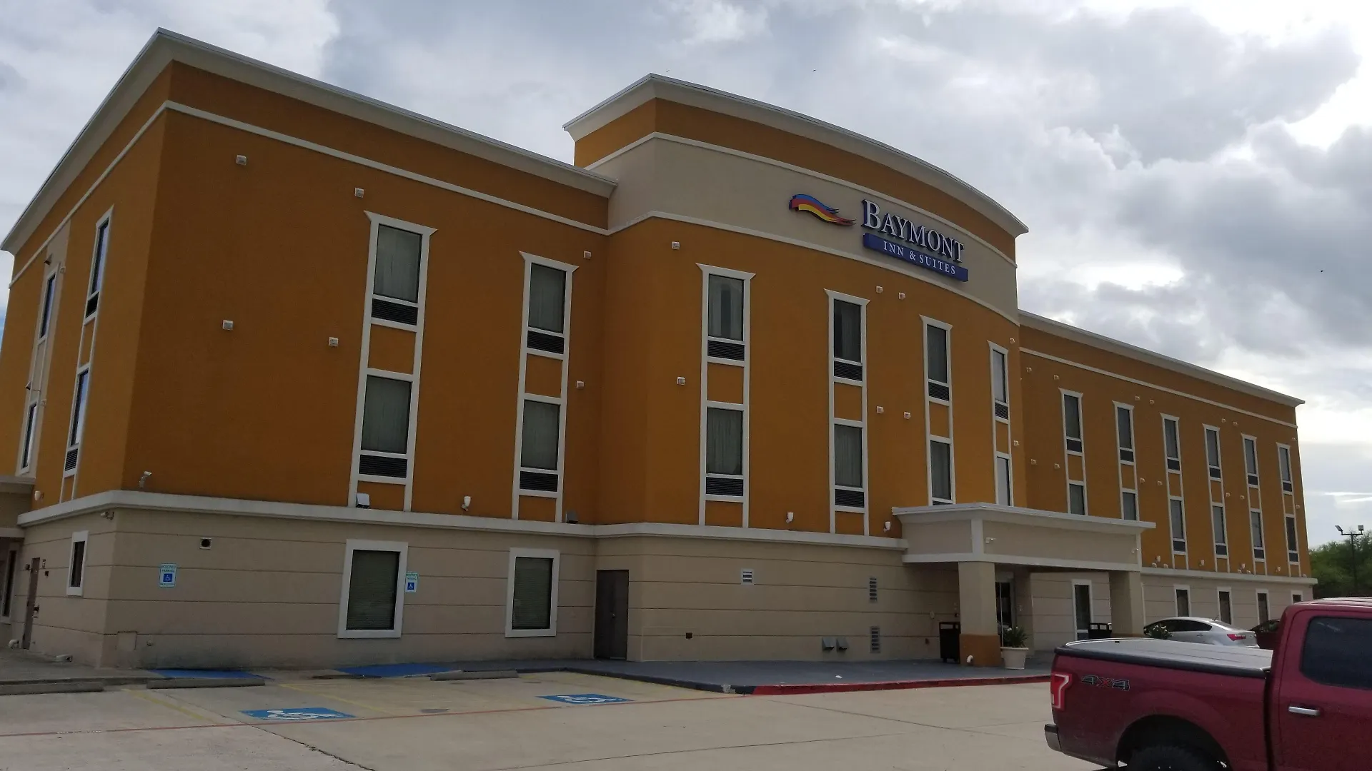 4 Smart Business Hotels Near Victorian Hall Worth Booking