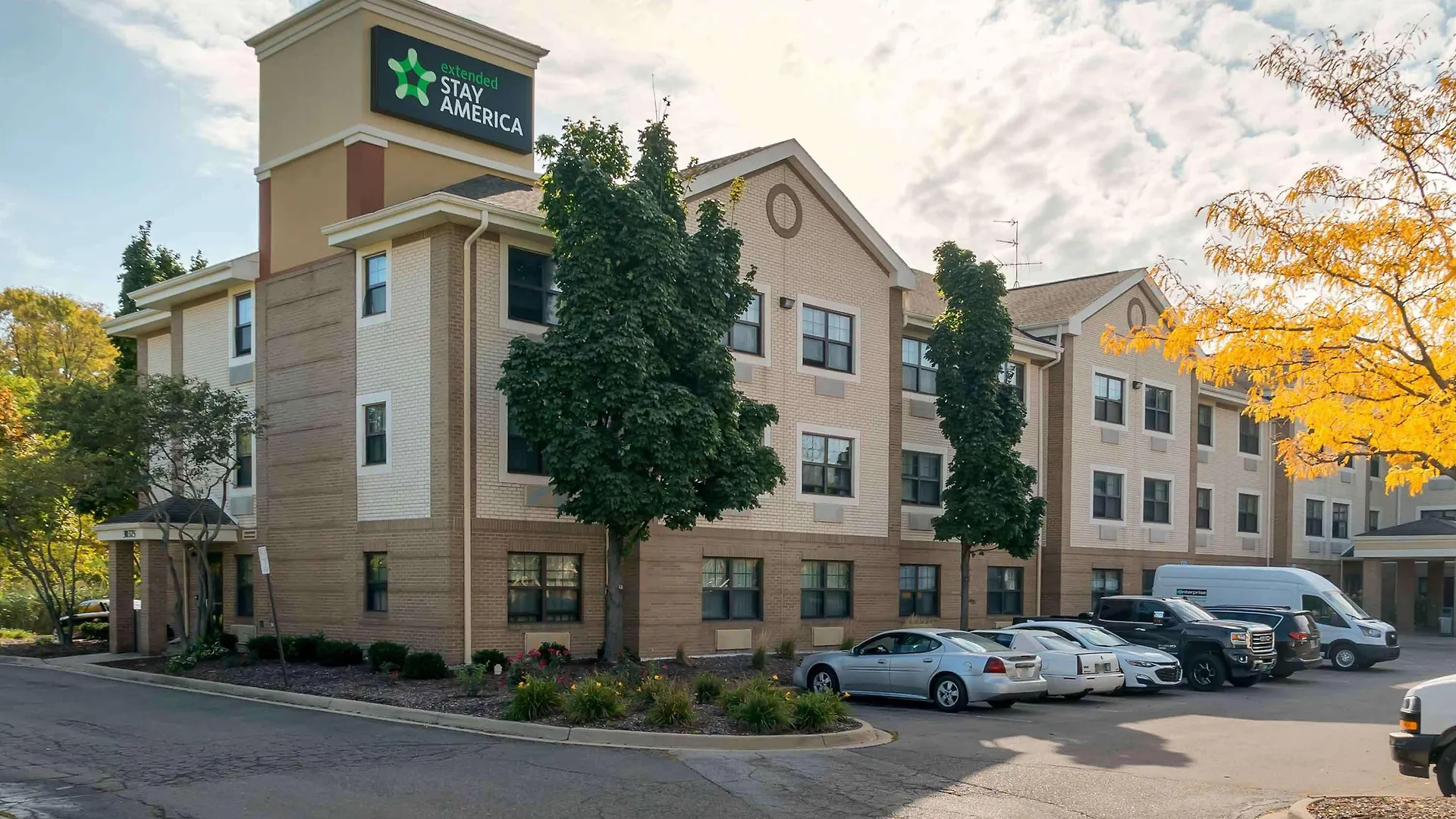 Staying Near Amvets 171 Memorial Hall: 4 Budget Hotels Compared