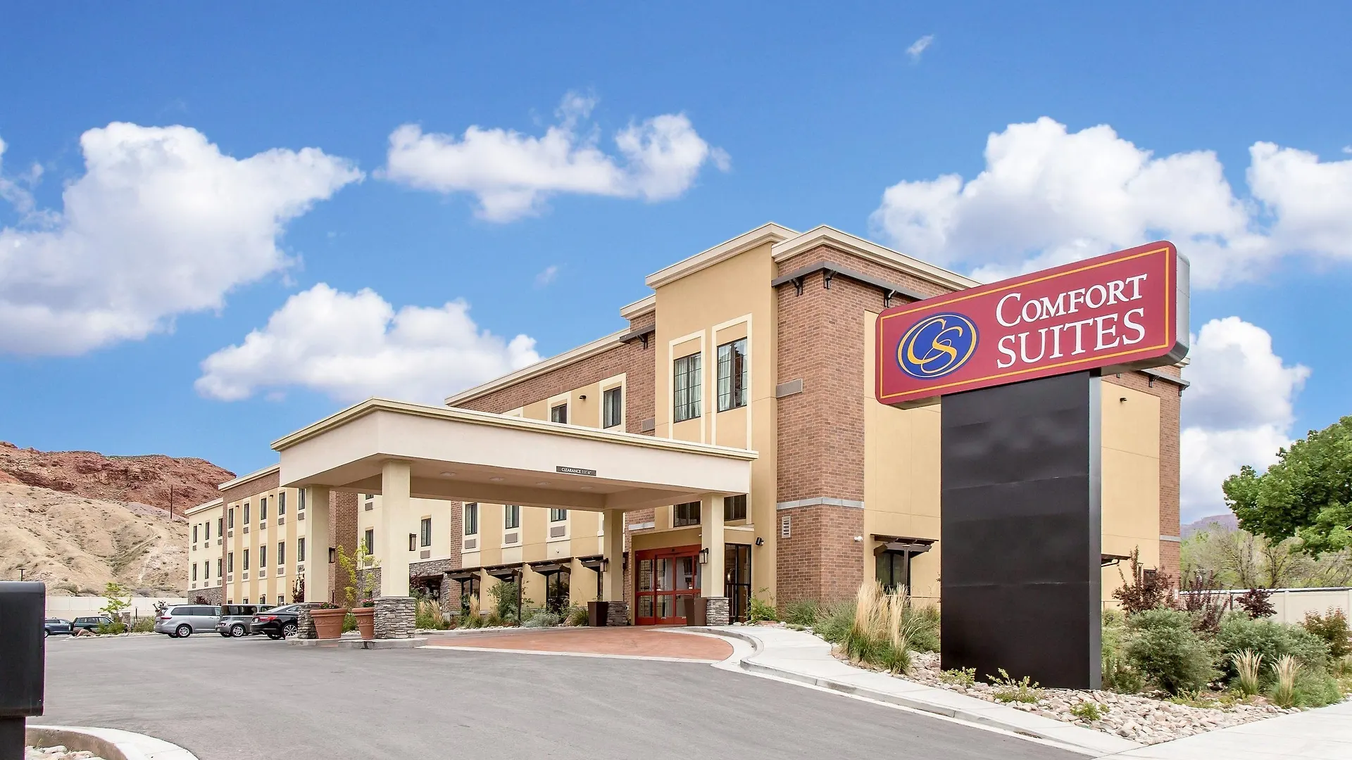 Staying Near Canyonlands: 4 Central Hotels Compared