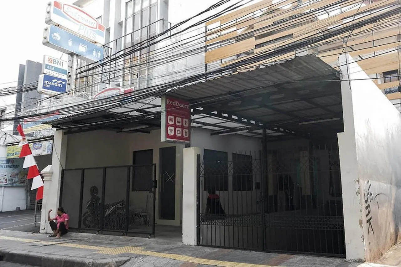 8 RedDoorz & Urbanview Hotels in West Jakarta Worth Booking