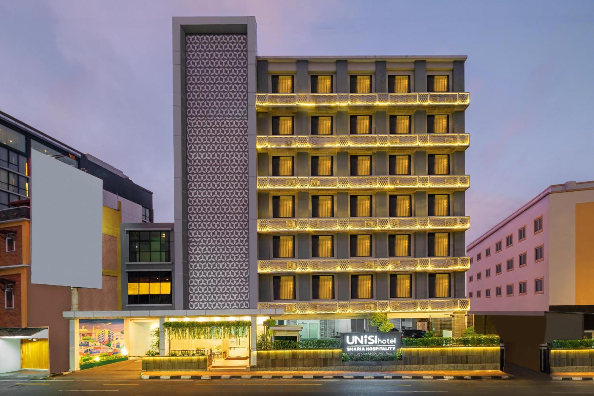 Staying in Gedongtengen: 4 Central Hotels Compared